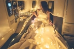 Cô gái Hong Kong bị 'ném đá' vì mặc quá đẹp lên máy bay
