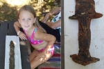 Bé gái 8 tuổi tìm thấy thanh gươm cổ tại hồ ở Thụy Điển