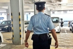 Hong Kong truy tìm nhân viên cảnh sát đội mũ ngược
