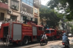 Hà Nội: Cháy nhà 5 tầng vắng chủ, cảnh sát phải phá cửa dập lửa