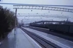 Video: Sập cầu cao tốc ở Nga, 1 xe tải và 1 đoàn tàu thoát hiểm tích tắc