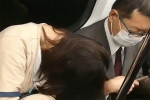 Clip thanh niên đánh lén cô gái đang dựa vào vai mình ngủ trên tàu điện khiến dân mạng nhận ra 'đời không đẹp như phim'