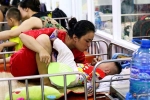 Dịch tay chân miệng bùng phát khó lường ở Sài Gòn: Bệnh viện quá tải, bố mẹ trắng đêm chăm con
