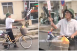 Video: Cụ ông cầm gậy và dao phay đồng thời thổi còi inh ỏi để sang đường cho chắc