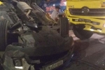 Ô tô 7 chỗ bị ủi lật ngửa trên đường phố Sài Gòn, 4 người trong xe la hét cầu cứu