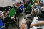 Xót xa hình ảnh người lớn và trẻ em trải chiếu, mắc võng nằm chật kín hành lang bệnh viện ở Sài Gòn