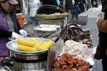 Khách Tây nói gì về thức ăn đường phố Việt Nam
