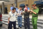 Cụ ông bị lẫn đi lạc, kiệt sức giữa sân ga Hà Nội được các chiến sỹ Công an giúp đỡ