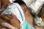 Hôn mê suốt 23 ngày, người mẹ bất ngờ tỉnh lại khi được bế con mới sinh gây kinh ngạc