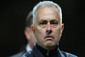 Jose Mourinho nhận án phạt từ FA vì chửi thề, khả năng làm khán giả trận MU gặp Chelsea