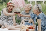 Bộ ảnh đáng yêu về 'hội chị em' U90 đi picnic trong viện dưỡng lão: Đời có bao lâu, ta cứ vui thôi!