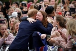 Nữ sinh viên Australia bật khóc vì được Hoàng tử Harry ôm
