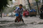 Học sinh Sài Gòn gồng mình lội nước về nhà vì đường biến thành sông sau mưa