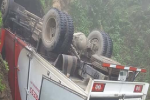 Lào Cai: Xe tải mất lái lao xuống vực rồi nằm ngửa ở độ sâu hàng chục mét