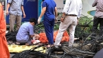 Hà Nội: Đổ cột điện giữa phố, 2 người bị thương