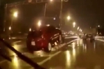 Mất lái dưới trời mưa đêm, nữ tài xế đâm ôtô vào dải phân cách