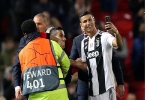 Ronaldo chụp ảnh cùng CĐV quá khích của Man Utd