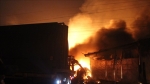 Xưởng gỗ bốc cháy dữ dội trong đêm, người dân hô hoán tháo chạy