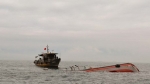 Tàu chở 2.300 tấn ximăng gặp nạn, 7 thuyền viên trôi dạt trên biển