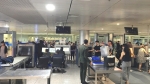 Bị hải quan sân bay 'hỏi thăm' vì mang... quá nhiều tiền