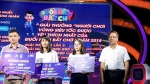 Đại diện PV GAS trao giải cho thí sinh được yêu thích trên fanpage của Đuổi hình bắt chữ