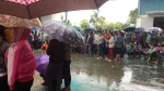 Hàng nghìn công nhân tiếp tục đội mưa ngừng việc tập thể