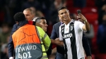 Ronaldo selfie với CĐV quá khích của MU sau trận đấu