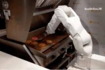Robot nướng nhân burger đầu tiên trên thế giới
