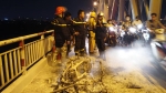 Hà Nội: Đang di chuyển trên cầu Chương Dương, xe máy bốc cháy dữ dội
