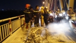 Hà Nội: Xe máy bốc cháy ngùn ngụt trên cầu Chương Dương