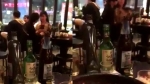 Nóng mắt vì clip chàng trai vô tư cởi áo, âu yếm bạn gái ở quán ăn Hàn