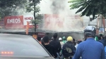 Hà Nội: Sau tiếng nổ lớn, tiệm sửa xe bất ngờ bốc cháy dữ dội, người đi đường hoảng loạn bỏ chạy
