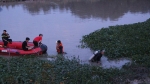Thách nhau bơi qua sông sau khi ăn nhậu, một thợ hồ mất tích