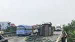 Xe tải đâm xe khách trên cao tốc Nội Bài - Lào Cai, 2 người bị thương