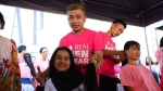 Xúc động bé gái hiến tóc tặng bệnh nhân ung thư vú