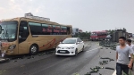 Xe tải đâm xe khách rồi lật trên cao tốc Nội Bài - Lào Cai