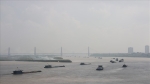 Hà Nội: Tàu thuyền quá tải 'làm xiếc' trên sông Hồng, lực lượng chức năng ở đâu?