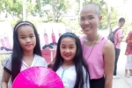 Hai bé gái cắt mái tóc dài tặng bệnh nhân ung thư