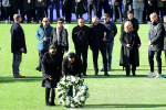 Vợ con Chủ tịch Vichai đặt vòng hoa ở điểm cất cánh của chiếc trực thăng gặp nạn, toàn bộ cầu thủ Leicester vào sân cử hành phút mặc niệm