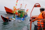 Tàu cá chở 24 người gặp nạn khi chạy tránh bão Yutu
