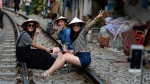 Điểm nóng 'tự sướng' ở các tuyến đường ray Hà Nội: Quá nguy hiểm