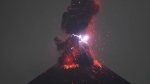 Ngạc nhiên với núi lửa Indonesia phun trào rực rỡ như bắn pháo hoa