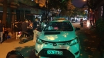 Lái xe MazdaCX5 chèn ôtô qua người tài xế taxi giữa phố Hà Nội