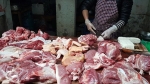 Lợn hơi giảm còn 43.000 đồng/kg, tiểu thương vẫn phớt lờ, bán giá 'trên trời'