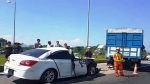 Xe con đâm vào đuôi xe tải trên cao tốc khiến 2 người bị thương nặng