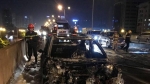 Hà Nội: Ô tô Mazda 3 cháy rụi giữa phố, ùn tắc kéo dài Vành đai 3