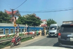 Bắc Giang: Tàu hỏa chở khách tông xe bồn, lái tàu gãy chân