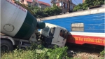Bắc Giang: Bất cẩn khi băng qua đường sắt, xe bồn bị húc văng