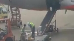 Hành lý, hàng hóa của hành khách Jetstar Pacific bị nhân viên sân bay 'quăng, ném' không thương tiếc