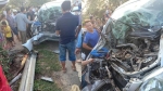 Xe Innova đâm xuyên hộ lan bên đường, bé trai 3 tuổi tử vong, nhiều người bị thương mắc kẹt bên trong